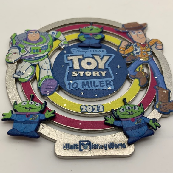 Disney World Toy Story Run 10 Mile Springtime Surprise Spinner Aliens 2023 Medal - Picture 7 of 12